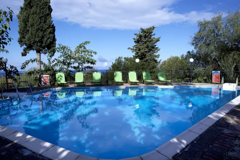 Dafnoudi Hotel Apartments - Image 1