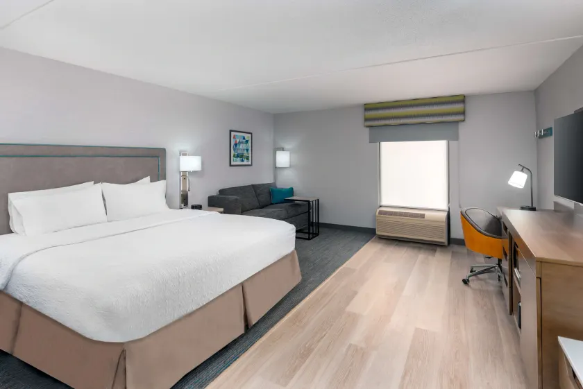 Hampton Inn Hartford/Airport - Image 1