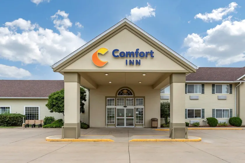 Comfort Inn Dyersville Near the Field of Dreams - Image 1