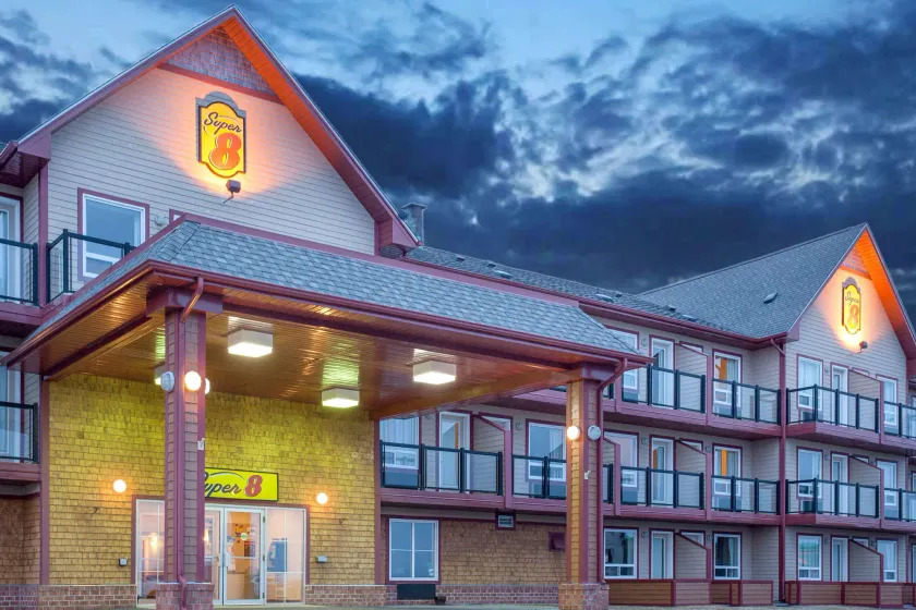 Super 8 by Wyndham Caraquet - Image 1