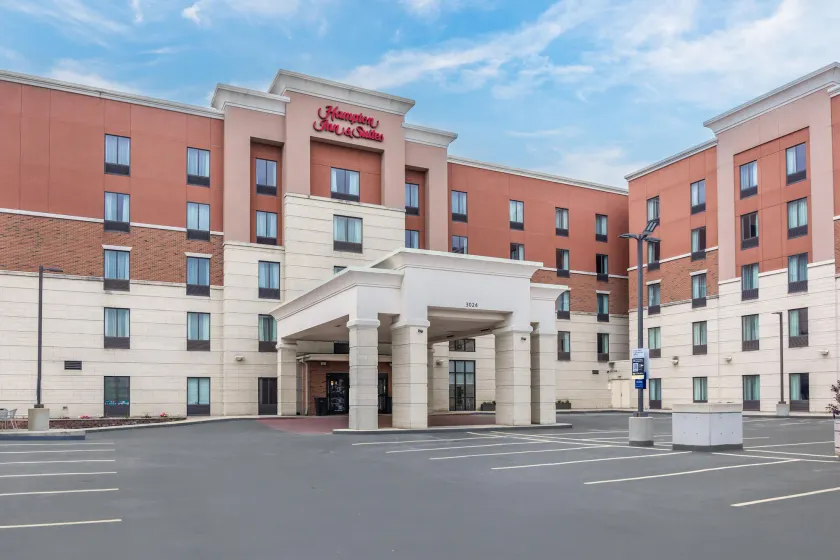 Hampton Inn & Suites Cincinnati/Uptown-University Area - Image 1