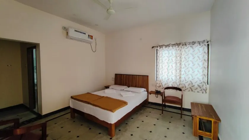 Hampi Delmont Resort - Zimmer