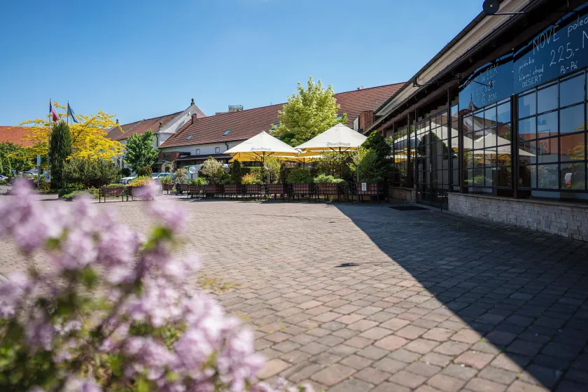 Hotel Chvalská Tvrz - Image 1