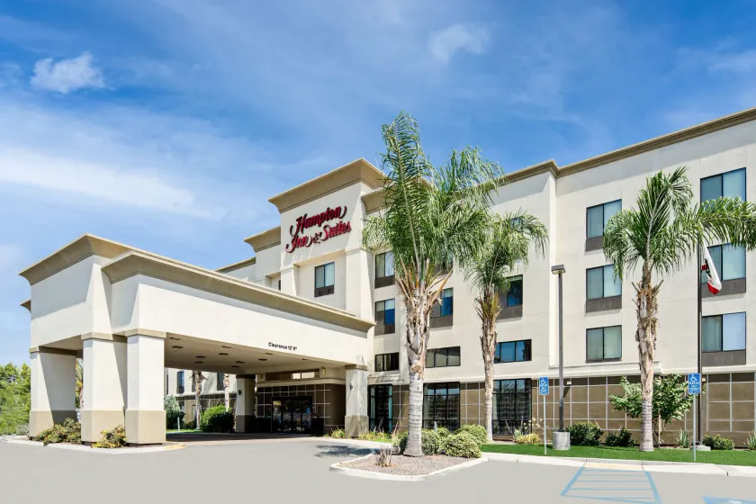 Hampton Inn & Suites Bakersfield/Hwy 58, CA - Image 1