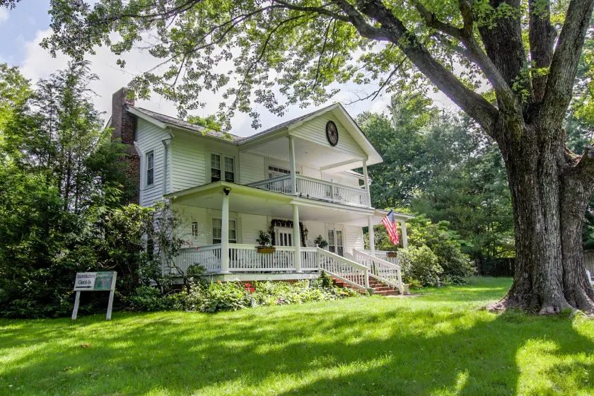 Buffalo Tavern Bed & Breakfast - Image 1