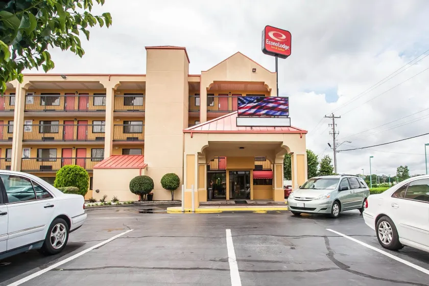 Econo Lodge Inn & Suites Memphis East - Image 1