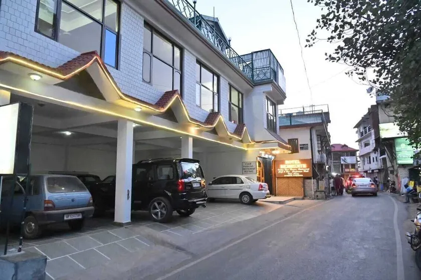 Hotel Hemkunth - Image 1