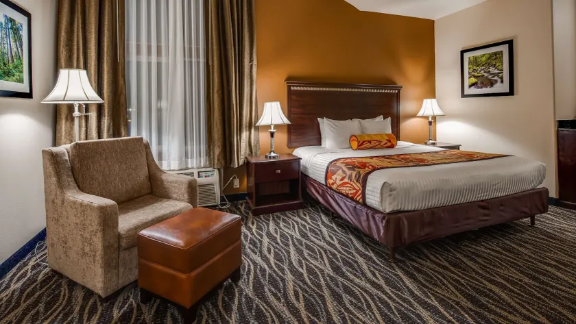 Best Western Plus Battleground Inn & Suites - Image 1