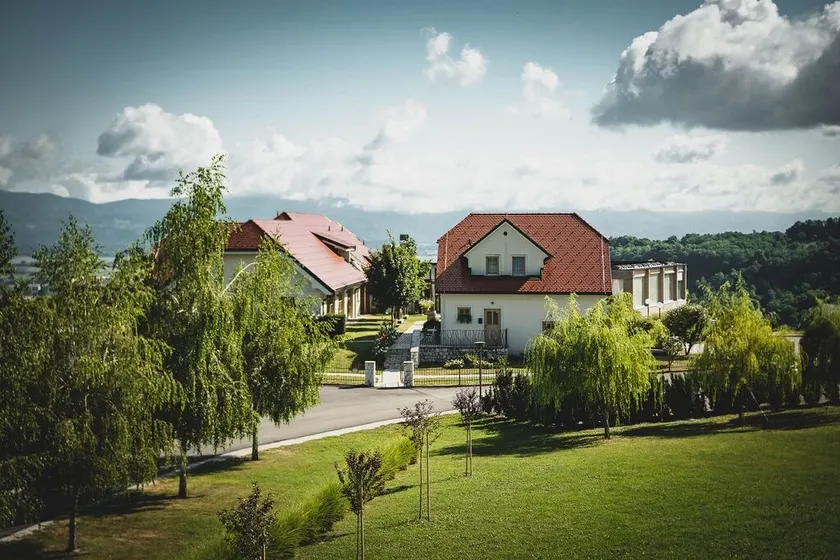 Tri lučke Hotel & Restaurant - Image 1
