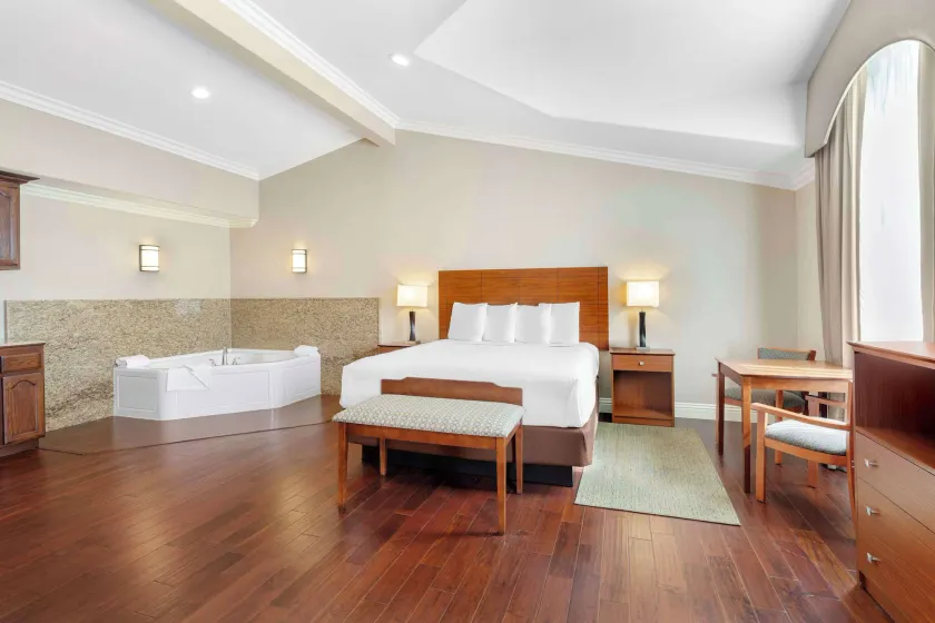 Best Western Oxnard Inn - Image 1