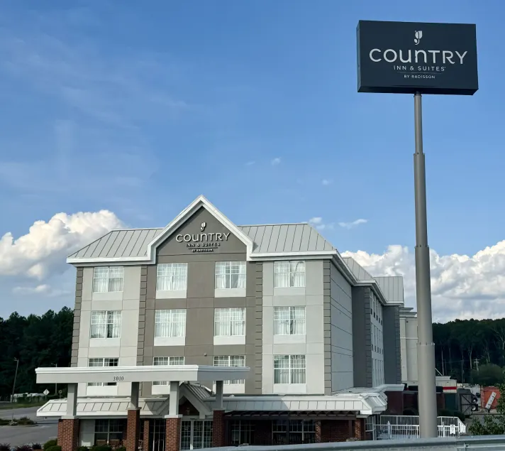 Country Inn & Suites by Radisson, Lumberton, NC - Image 1
