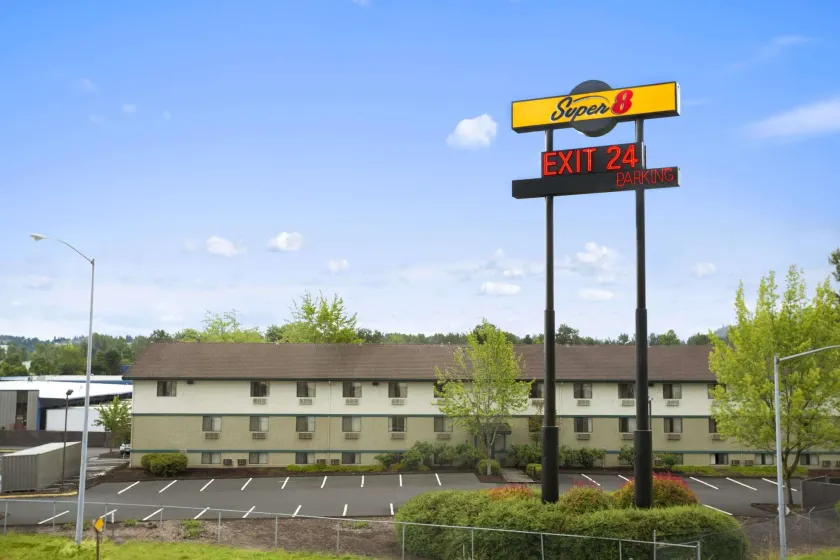 Super 8 by Wyndham Portland Airport - Image 1