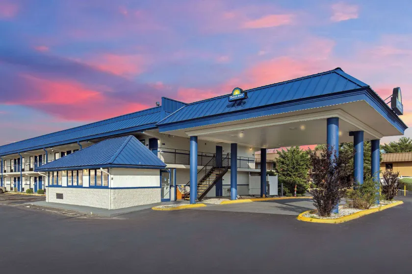 Days Inn by Wyndham Knoxville North - Image 1