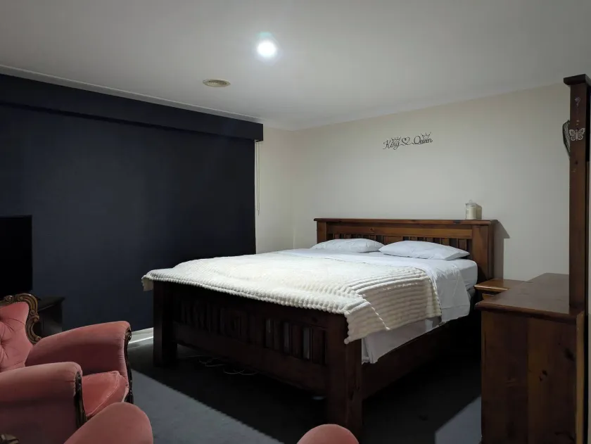 Cosy Spacious Hill Holiday Home - Image 1