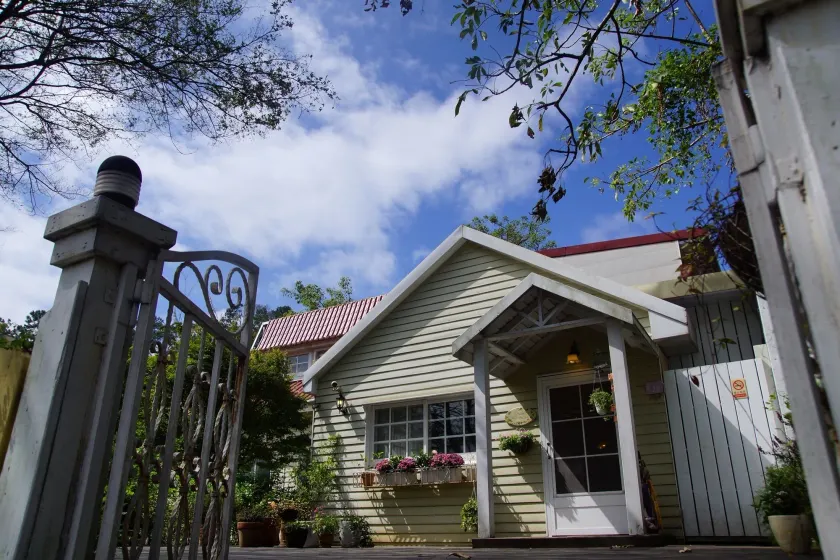 Prado Hill Holiday - Image 1