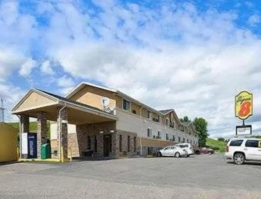 Super 8 by Wyndham Minot Airport - Image 1