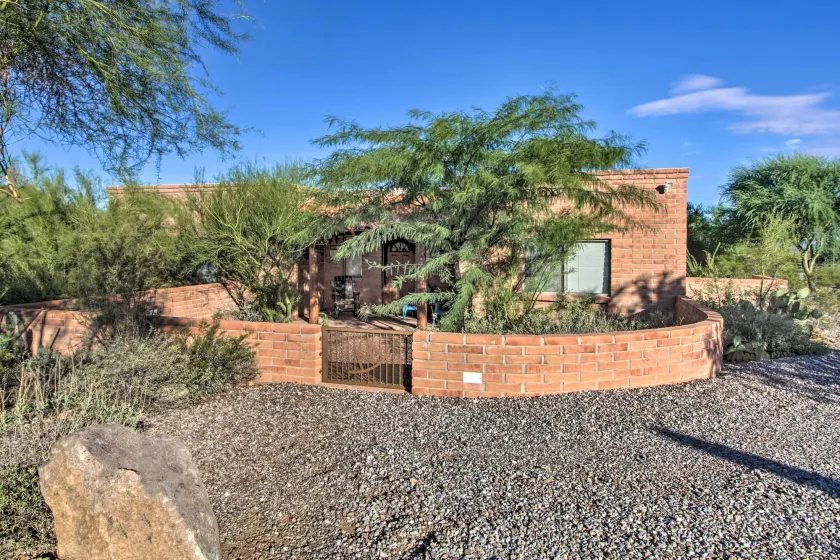 Tucson Home - Hiking Trail Access On-Site! - Image 1