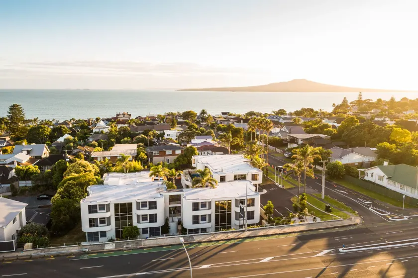 Carnmore Hotel Takapuna - Image 1