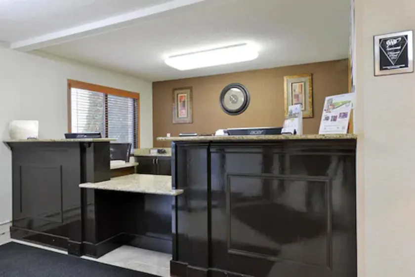 Americas Best Value Inn and Suites Bismarck - Hall