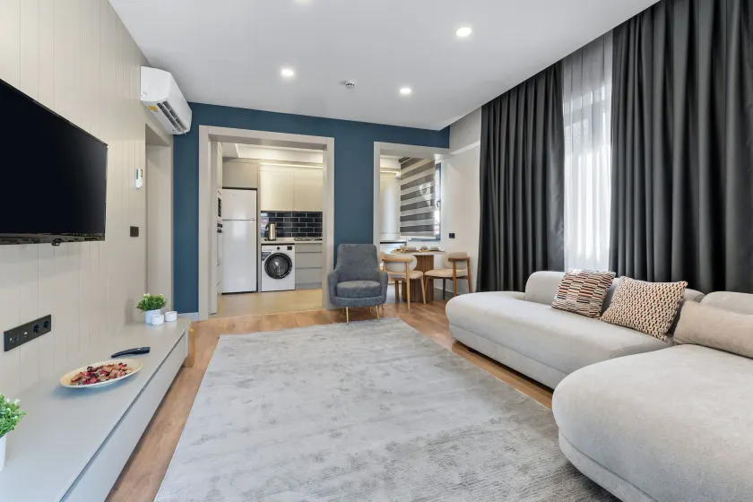 Zeluxe Suite Hotel - Image 1