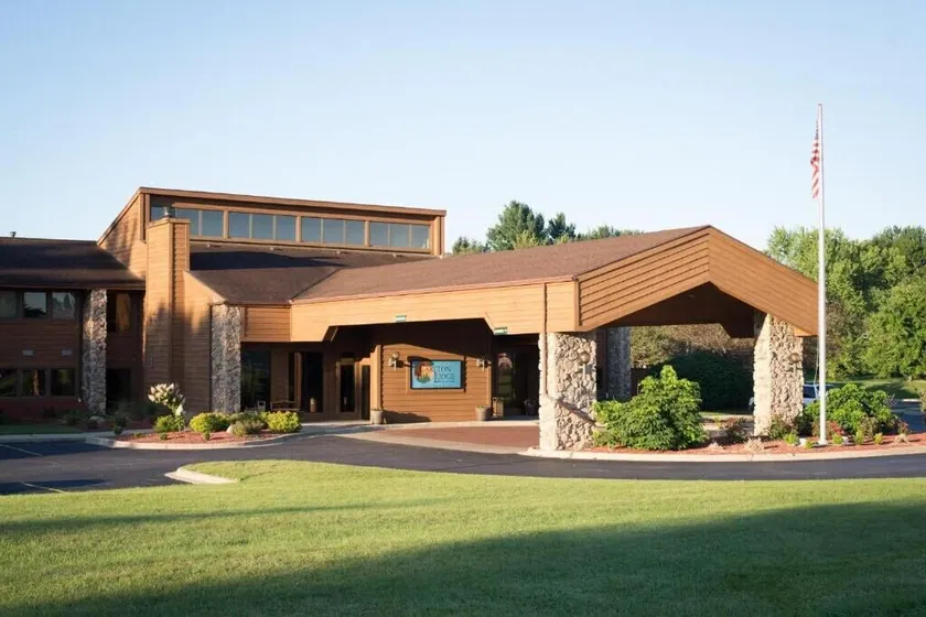 Carlton Lodge Hotel and Suites - Image 1