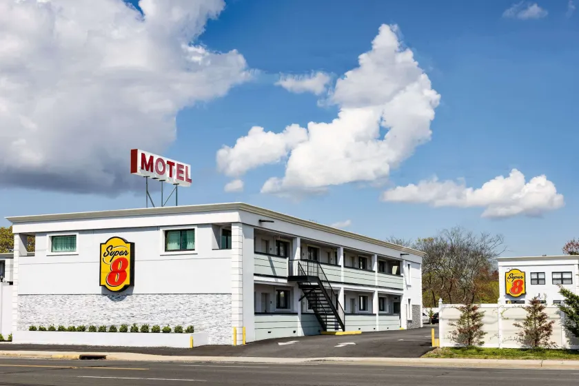 Super 8 by Wyndham Lindenhurst - Image 1