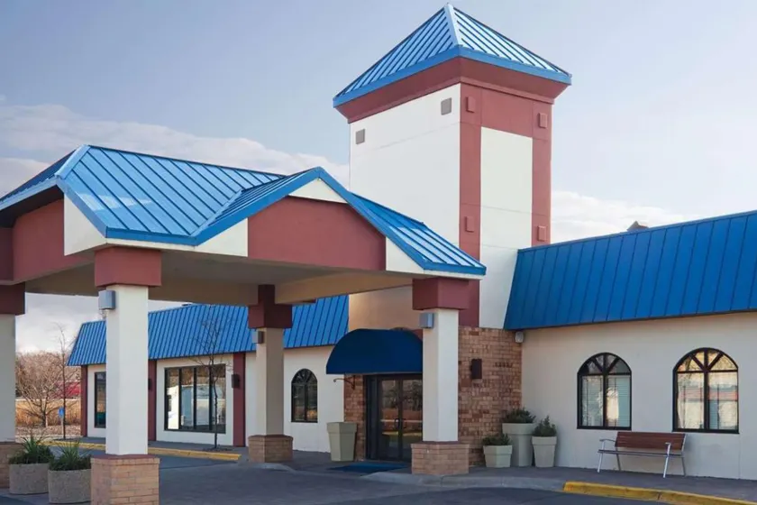 Blue Way Inn Eagan Extended Stay Minneapolis Airport Eagan North MN - Image 1