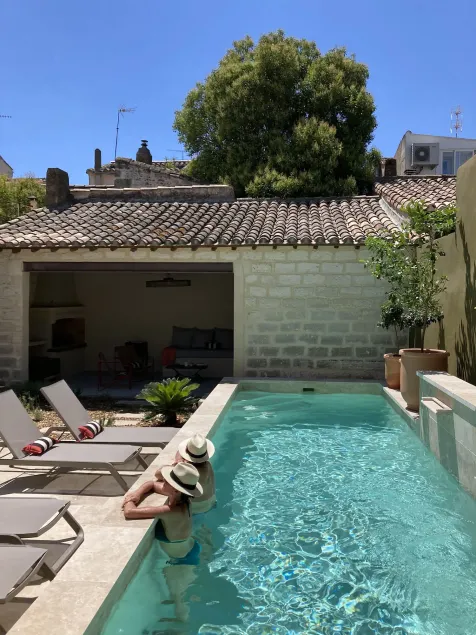 MARCELLE EN CAMARGUE - intra muros - piscine et jardin - petit déjeuner compris - Image 1