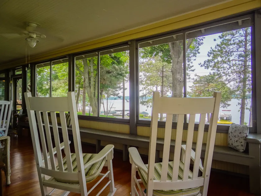 Lake Ripley Lodge w Lake Front Rooms, Grand Porch, Kayaks & Paddleboard - Image 1