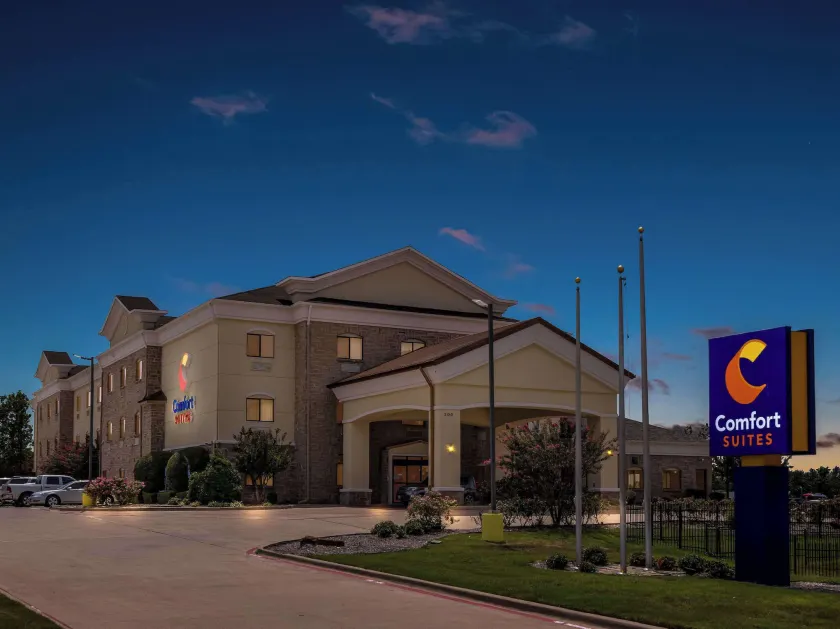 Comfort Suites Lindale - Image 1