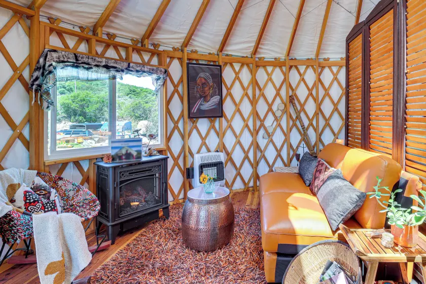 Mystical Mongolian Yurt in Fallbrook w/ Views! - Interiör