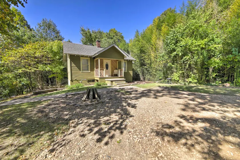 Pet-Friendly Cottage w/ Fire Pit - 3 Mi to SIU! - Image 1