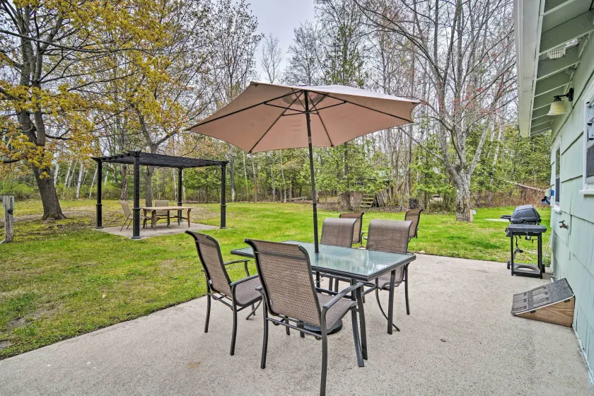 Charlevoix Cabin w/ Patio & Grill - Steps to Lake! - Interiør