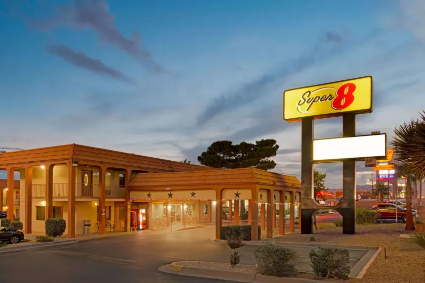 Super 8 by Wyndham El Paso Airport - Image 1