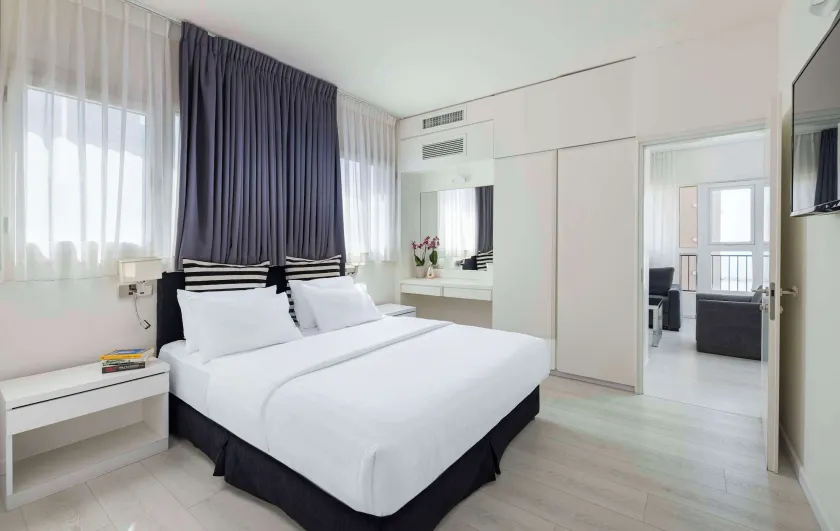 Best Western Regency Suites - Image 1