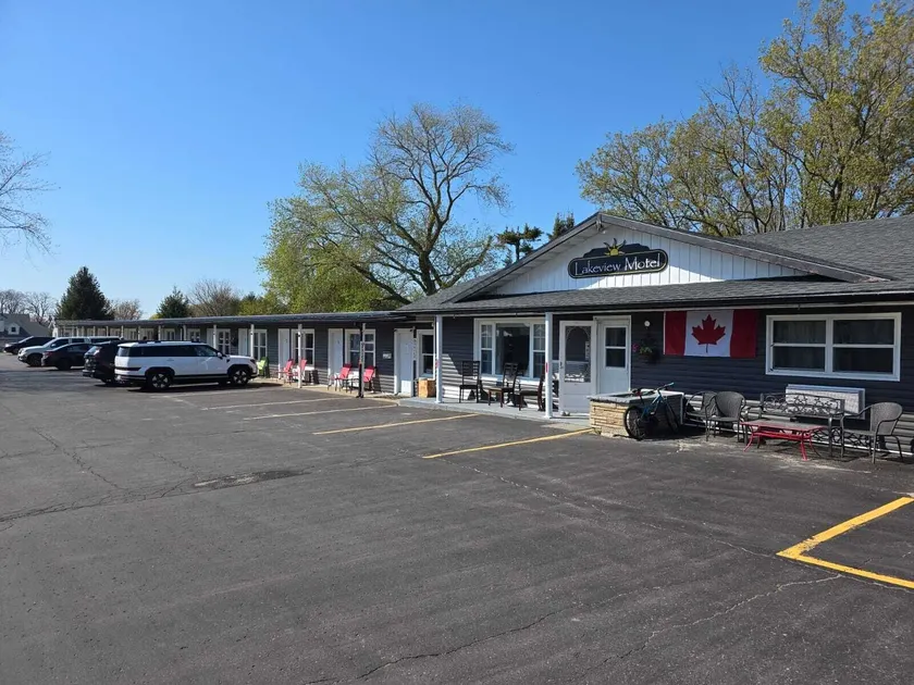 Lakeview Motel & Cottage - Image 1