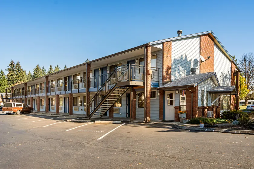 Super 8 by Wyndham Vancouver East - Image 1