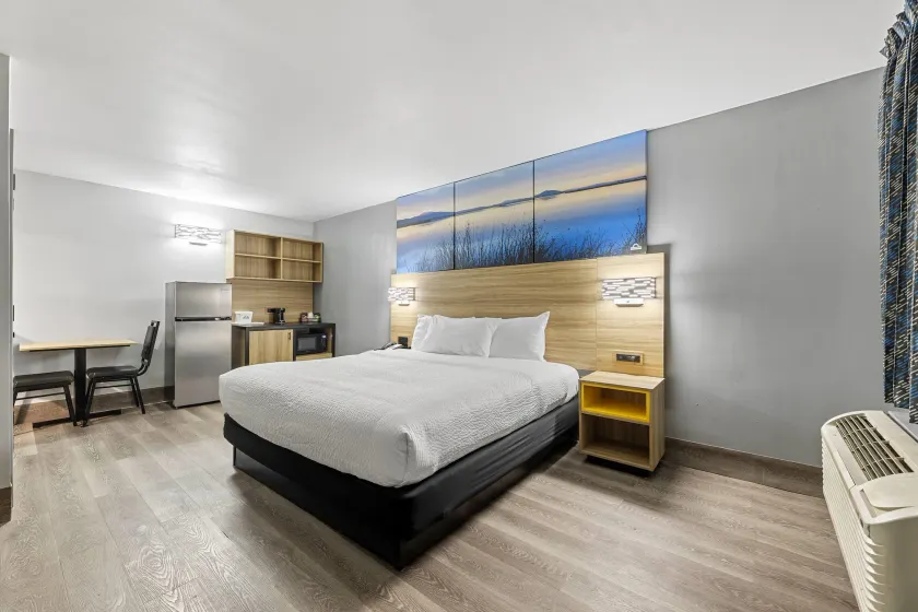 Days Inn & Suites by Wyndham Texas City - Galveston Area - Image 1