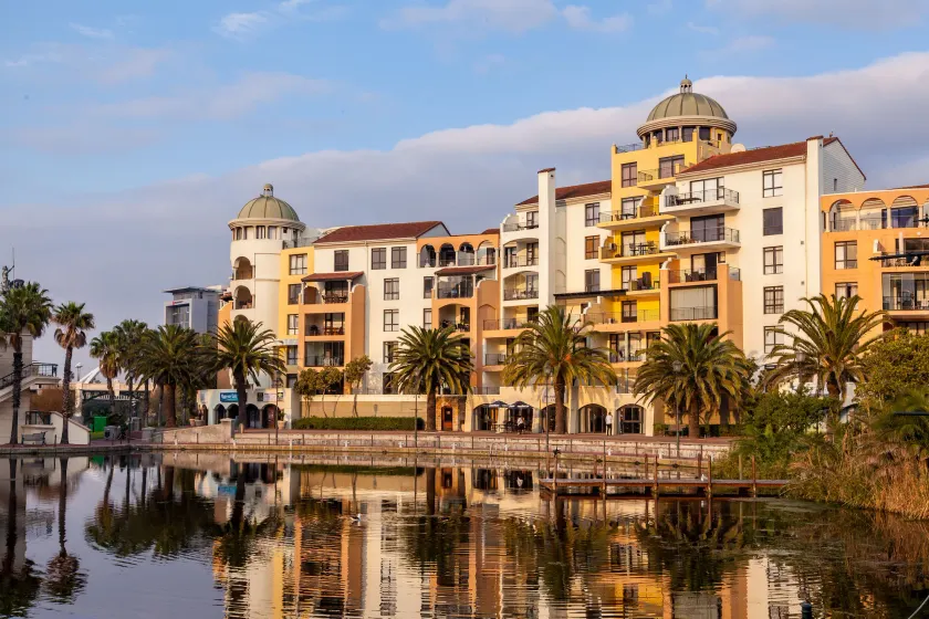 Island Club Hotel & Apartments - Image 1