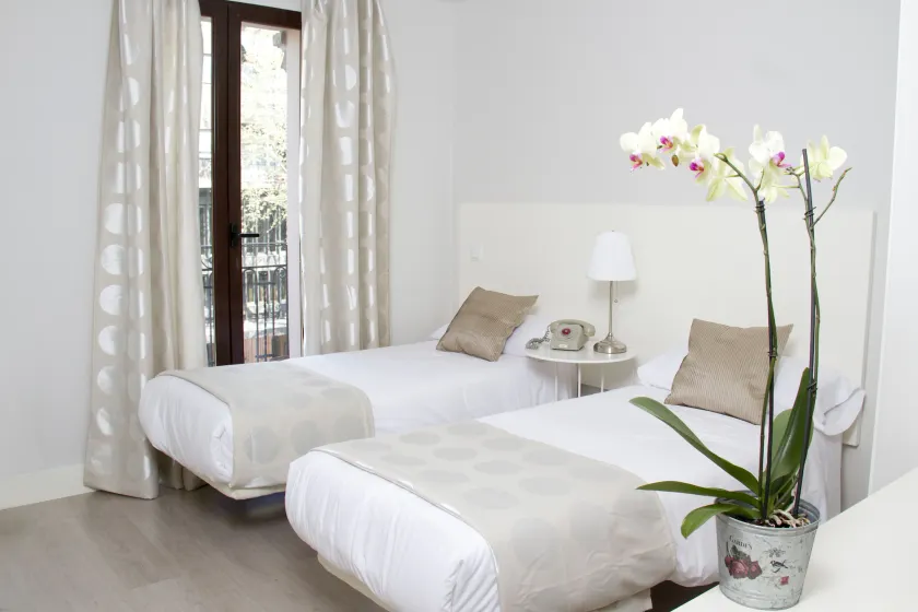 8Rooms Madrid, smart self check-in rooms - Image 1