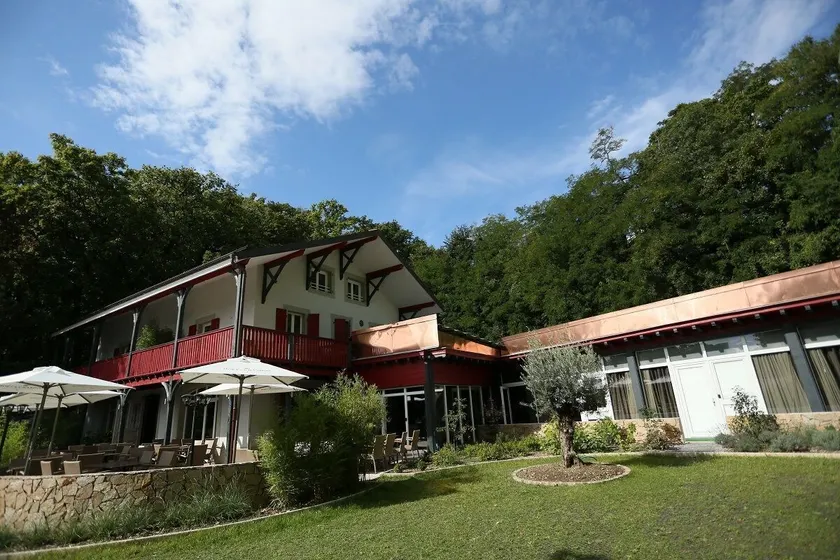 Chez Maman Hotel & Restaurant - Image 1