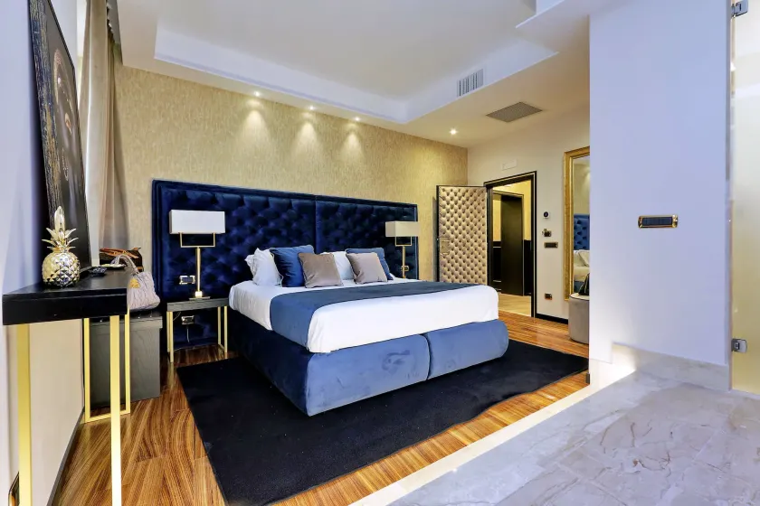 Spanish Diamond Luxury Suites & Jacuzzi - Image 1