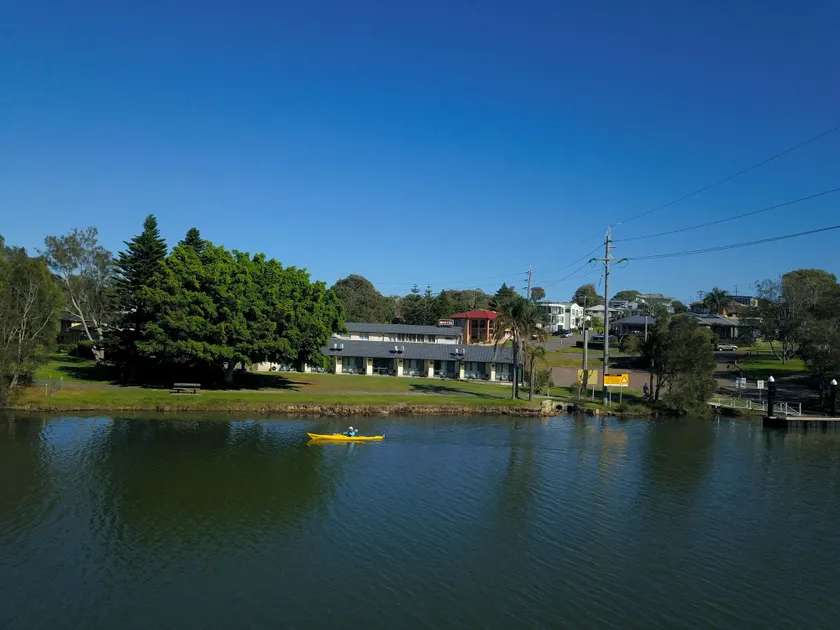 Hibiscus Lakeside Motel - Image 1