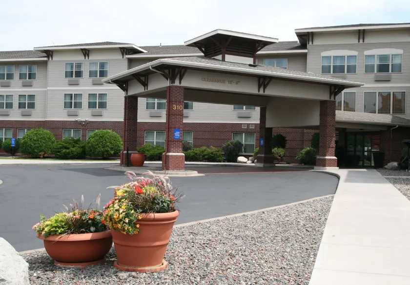 Hampton Inn Duluth Canal Park - Image 1