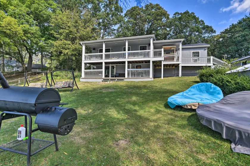 Cozy Lakefront Lapeer House w/ 2 Paddle Boats! - Interni