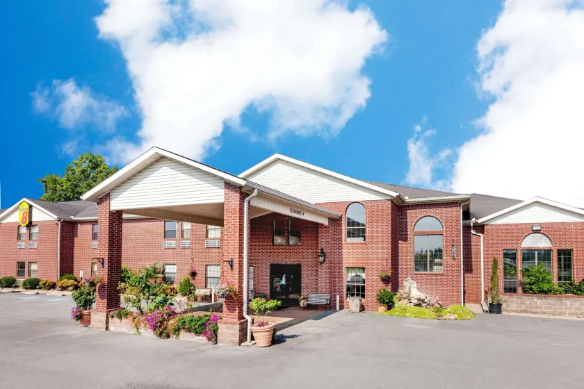 Super 8 by Wyndham Pine Bluff - Image 1