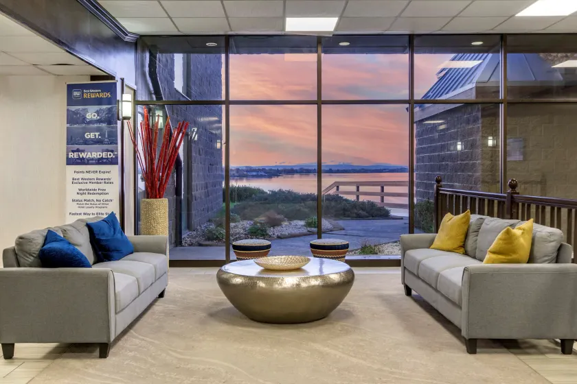 Best Western Plus Lake Front Hotel - Image 1