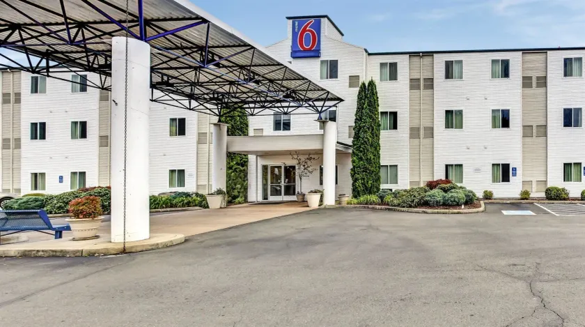 Motel 6-Roseburg, OR - Image 1