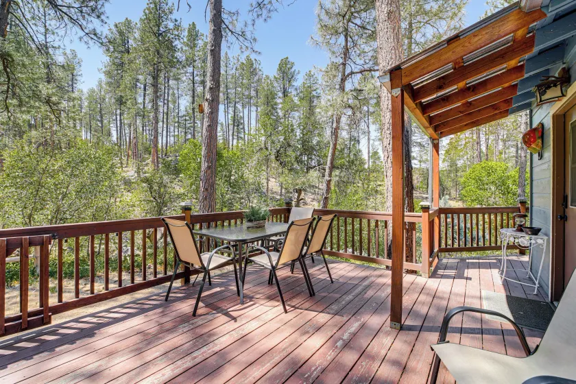 Deck, Trails & Forest Views! Ponderosa Park Cabin - Image 1
