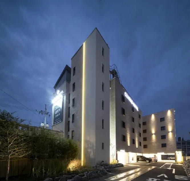 Centro Hotel - Image 1